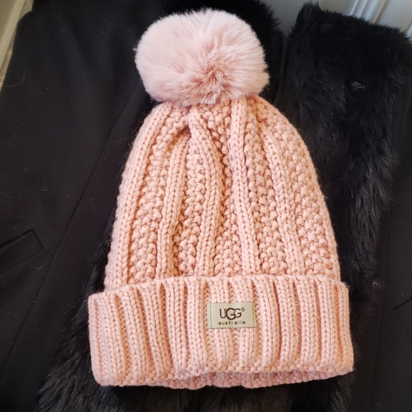 UGG HAT And INFINITY SCARF, GLOVES SET NEW - Picture 3 of 7